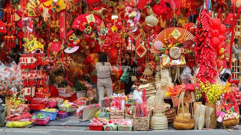 Nếu chưa biết Tết bán gì kiếm lời nhất, bạn có thể tham khảo mặt hàng đồ trang trí Tết (Nguồn: VTC News)