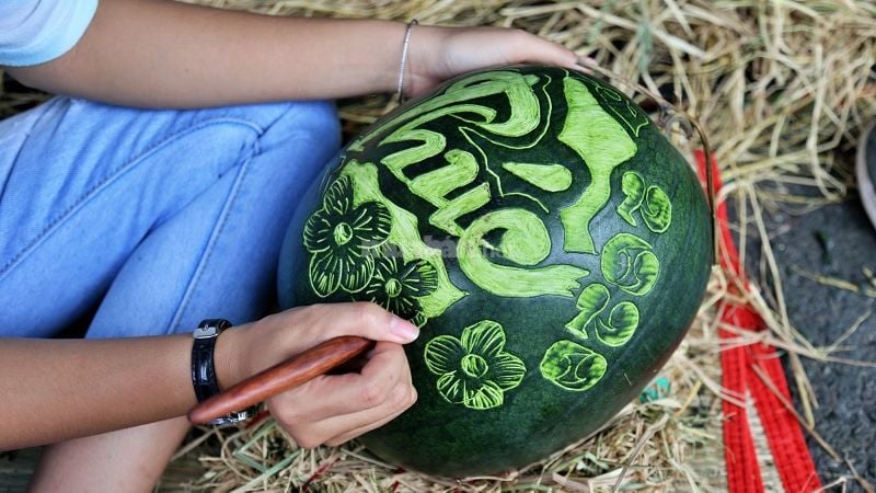 Kinh doanh trái cây khắc hình ngày Tết (Nguồn: Báo Phụ nữ)