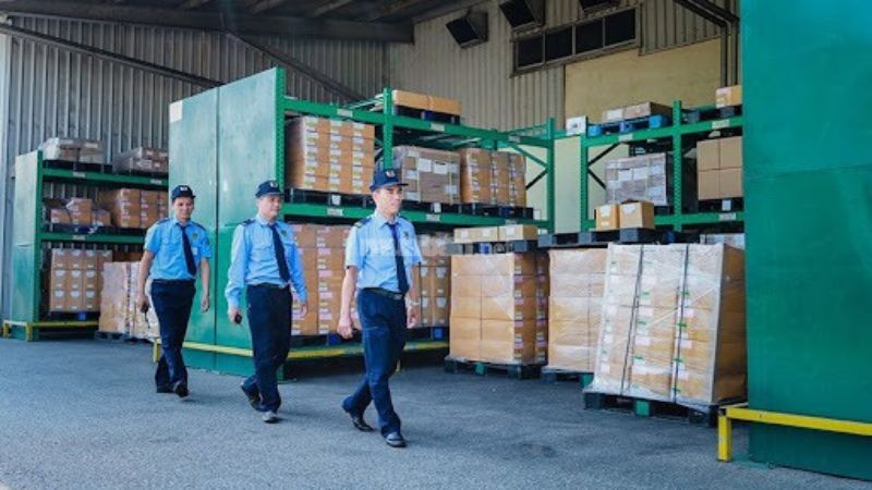 Những việc làm ngày Tết dễ kiếm tiền, thu nhập cao nhất Bảo vệ phải thường xuyên trực an ninh, kiểm soát người ra vào trong dịp Tết