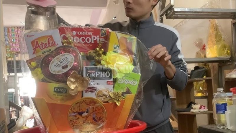 Những việc làm ngày Tết dễ kiếm tiền, thu nhập cao nhất Người lao động đang gói quà dịp Tết