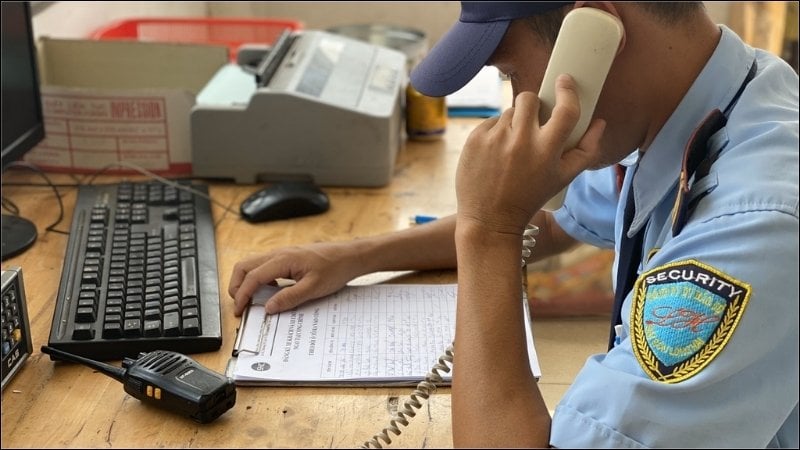 Kinh nghiệm tìm việc bảo vệ mùa Tết lương cao, an toàn Bảo vệ đang liên lạc và xử lý tình huống trong ca trực Tết