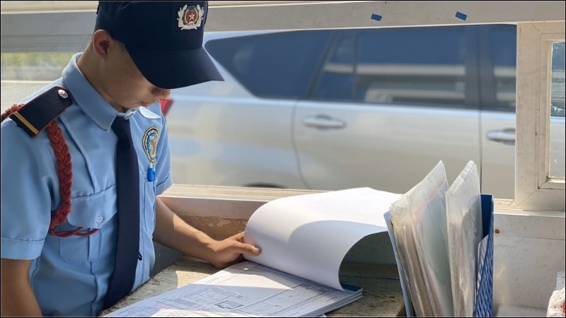 Kinh nghiệm tìm việc bảo vệ mùa Tết lương cao, an toàn Nhân viên bảo vệ xem sổ trực và ghi chép ca làm việc