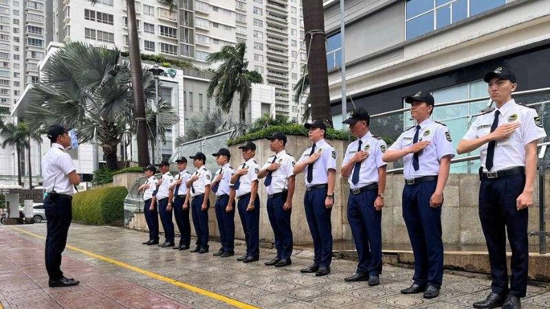 Kinh nghiệm tìm việc bảo vệ mùa Tết lương cao, an toàn Nhân viên bảo vệ tập hợp nghe phổ biến nhiệm vụ tại toà nhà