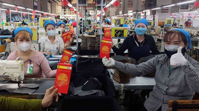 Top 10 cách tuyển dụng nhân viên thời vụ tết hiệu quả nhanh Nhân viên thời vụ làm việc dịp Tết theo ca vẫn được nhận lì xì