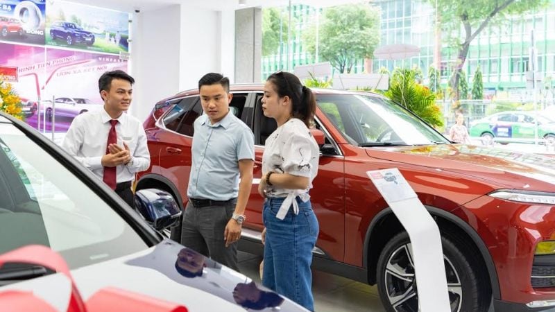 Mơ thấy người thân mua xe ô tô là dấu hiệu cho thấy gia đình bạn sắp đón tin vui về tài chính hoặc sự nghiệp. 