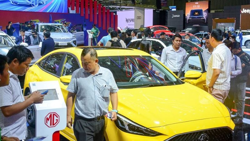 Mơ thấy nhiều người cùng mua xe ô tô cho thấy bạn đang ở trong môi trường công việc có sự cạnh tranh.