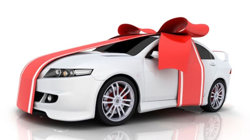 Có thể bạn sẽ nhận được sự hỗ trợ từ quý nhân nếu nằm mơ thấy người khác tặng xe. 