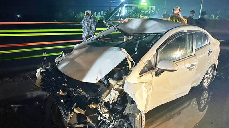 Nên thận trọng trong các mối quan hệ khi mơ thấy người khác mua xe ô tô nhưng gặp tai nạn.