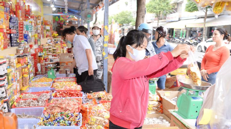 10 mẹo mua sắm Tết tiết kiệm mà vẫn sung túc Áp dụng các mẹo mua sắm tết tiết kiệm sẽ giúp gia đình giảm bớt gánh nặng chi phí (Nguồn: Báo Đồng Tháp)