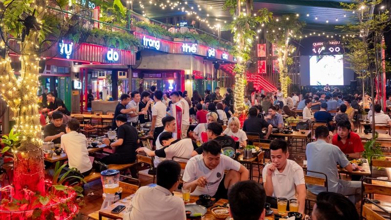 10 mẹo mua sắm Tết tiết kiệm mà vẫn sung túc Ăn ngoài hàng quán sẽ tốn kém hơn vào dịp Tết (Nguồn: Quán nhậu tự do)