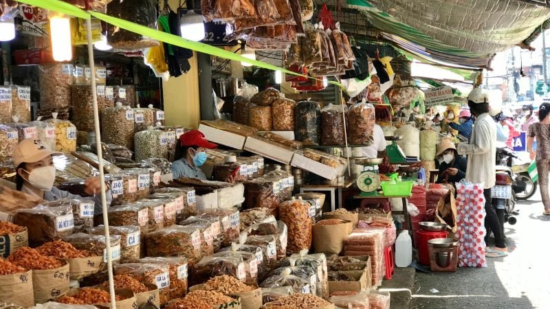 10 mẹo mua sắm Tết tiết kiệm mà vẫn sung túc Đến chợ đầu mối để mua giá tốt (Nguồn: Thanh Niên)