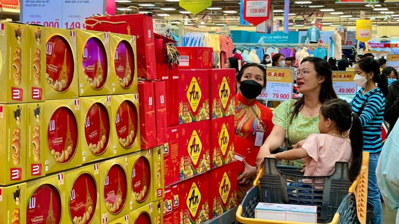 10 mẹo mua sắm Tết tiết kiệm mà vẫn sung túc Săn hàng khuyến mãi cuối năm để tối ưu chi phí (Nguồn: Dân Việt)