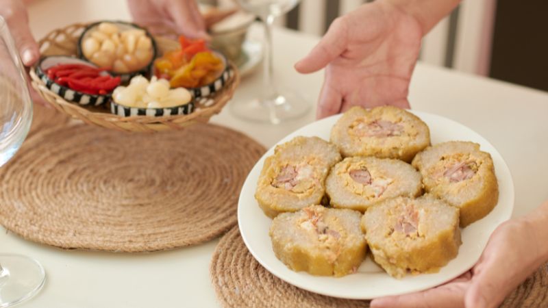 10 mẹo mua sắm Tết tiết kiệm mà vẫn sung túc Các món ăn Tết tự làm sẽ ngon miệng và đảm bảo vệ sinh (Nguồn: Canva)