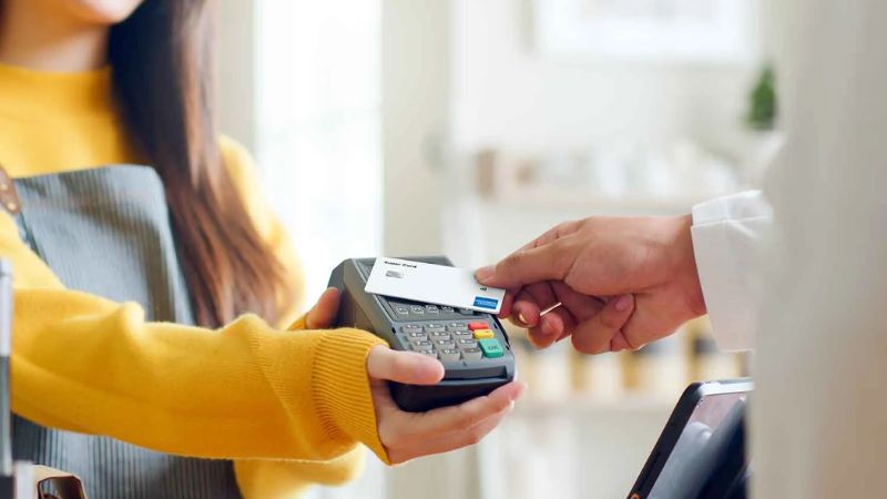 Thanh toán bằng thẻ debit giúp cảm nhận ro dòng tiền đi ra. 