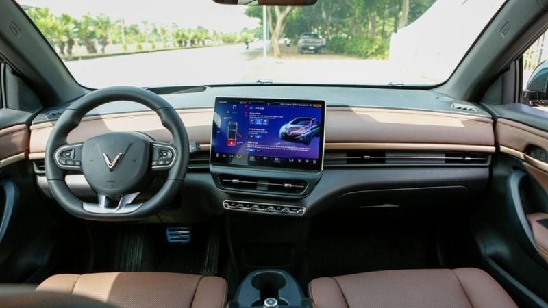 Khoang lái với các chi tiết gọn gàng tạo cảm giác rộng rãi (Nguồn: Đại lý xe ô tô điện Vinfast Hùng Sơn)