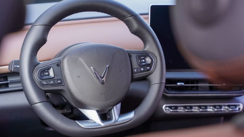 Vô-lăng được thiết kế 3 chấu dạng D-cut thể thao (Nguồn: Đại lý xe ô tô điện Vinfast Hùng Sơn)