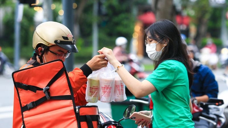 Nhân viên giao hàng (Nguồn: Báo Thanh Niên)