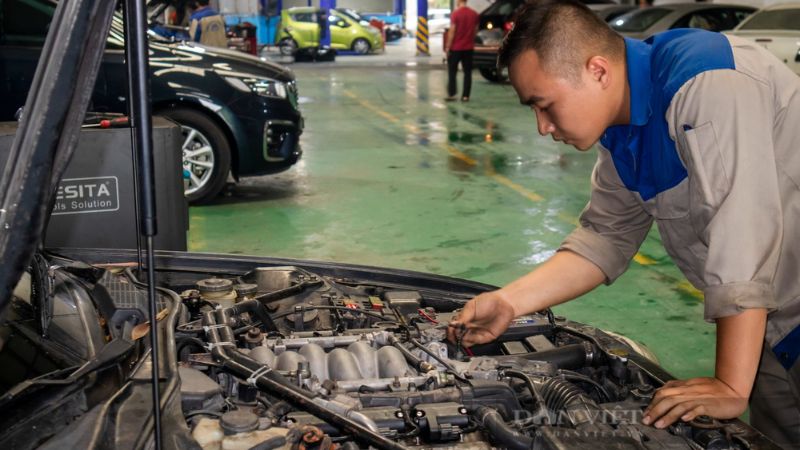 Kiểm tra khoang động cơ để nhận biết ô tô bị thủy kích (Nguồn: Danviet)