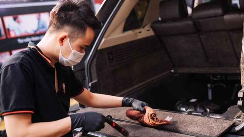 Bề mặt cốp xe xuất hiện vết rỉ sét loang lổ là dấu hiệu xe bị thủy kích (Nguồn: Tearu)