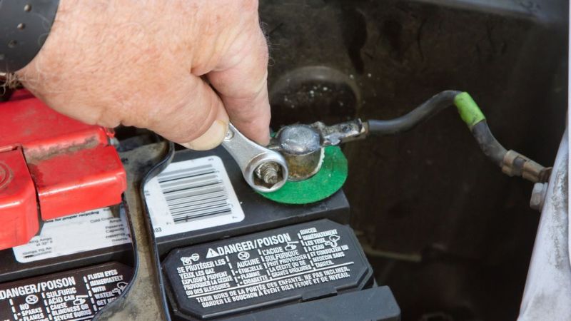 Tháo cọc âm ắc quy ngay khi xe bị ngập nước (Nguồn: Xe - Báo Xây dựng)