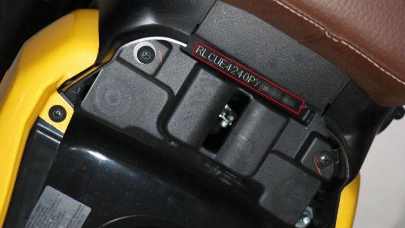 Khung xe máy Yamaha được khắc trực tiếp lên xe ở vị trí dưới yên xe (Nguồn: Yamaha Việt Nam)