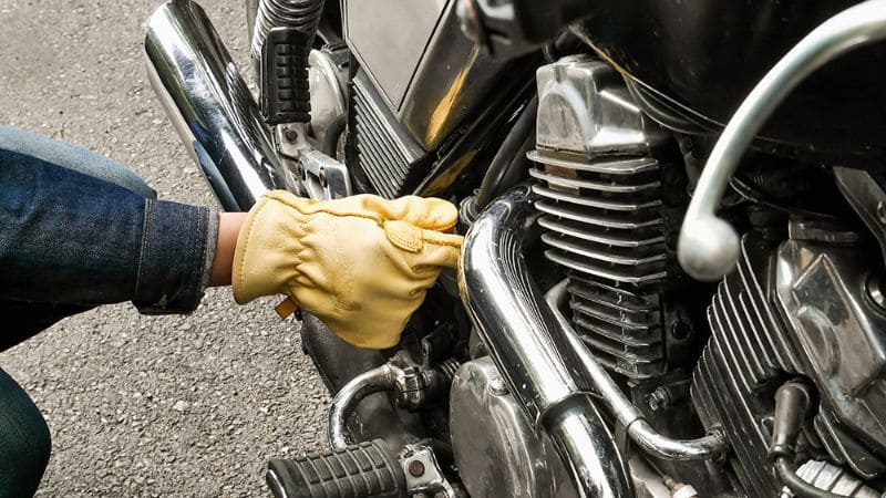 Kiểm tra động cơ xe máy cũng là cách nhận biết xe máy còn zin hay không (Nguồn: Top List Sài Gòn)