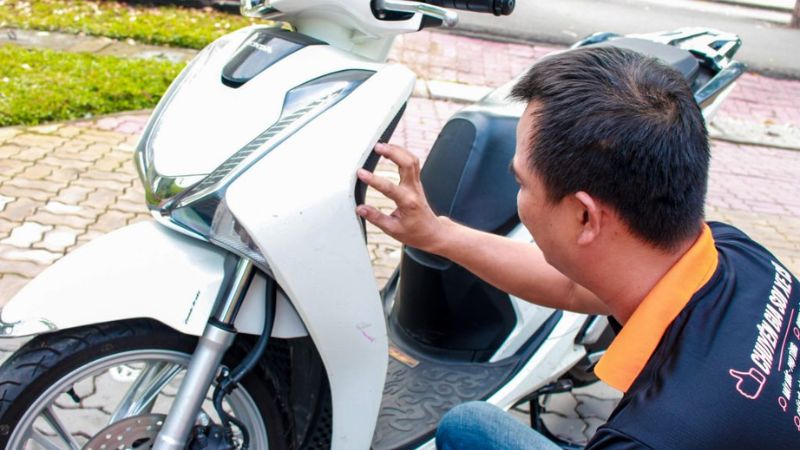 Kiểm tra lớp sơn xe bên ngoài để xác định được độ zin của xe (Nguồn: KENSA - kiểm tra xe cũ)