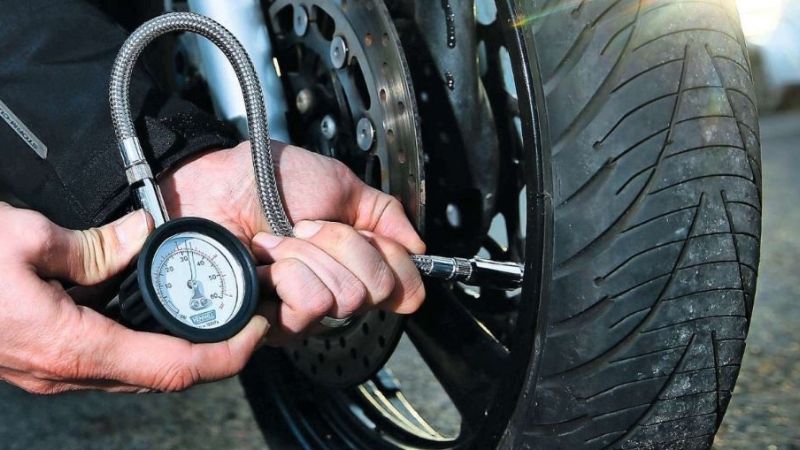 Kiểm tra lốp xe máy (Nguồn: Tạp chí Tài chính - Kinh tế)
