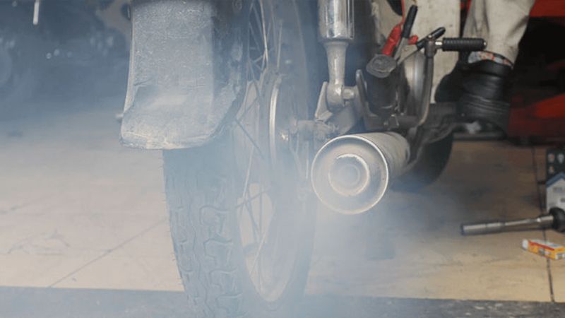 Khói xả từ ống bô xe máy cũng là cách giúp bạn đánh giá được độ xử lý nguyên liệu của xe (Nguồn: DV Motor)
