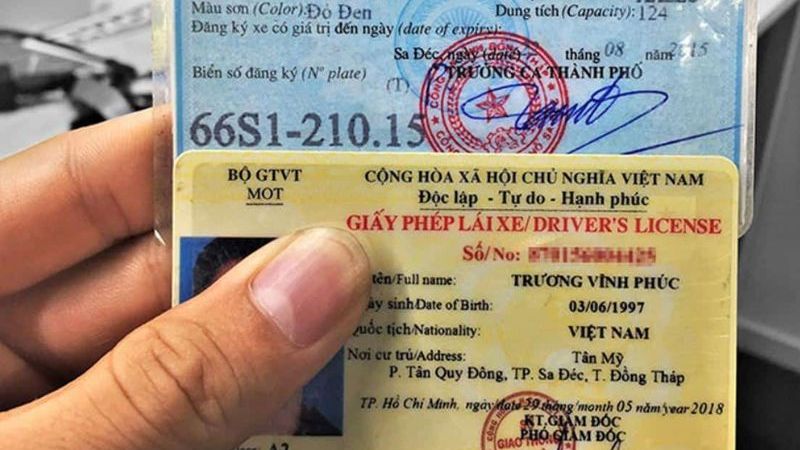 Kiểm tra giấy tờ xe xem có trùng khớp với số máy, số khung hay không (Nguồn: VinFast)