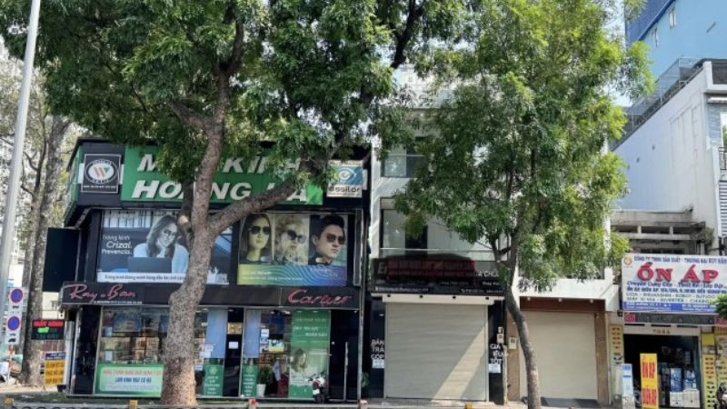 Quận 11 gồm hệ thống đường lớn như 3/2 giúp di chuyến đến các quận lân cận nhanh chóng.