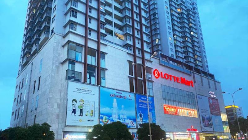 Quận 11 sở hữu Lotte Mart, giúp đáp ứng nhu cầu mua sắm của người dân. 