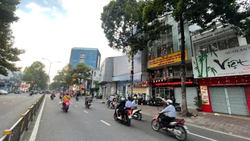 Nên ưu tiên chọn thuê tại các đường lớn như 3/2, Hồng Bàng để tiện di chuyển. 