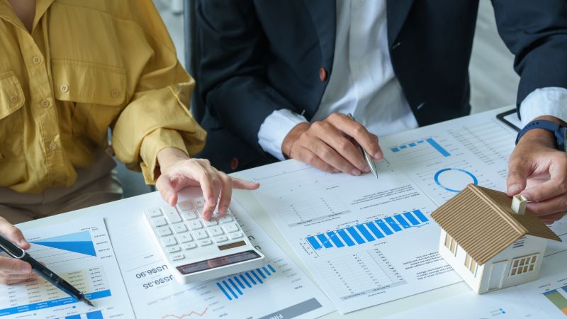 Tính toán các yếu tố về lãi suất, thời hạn vay,... trước khi mua nhà trả góp