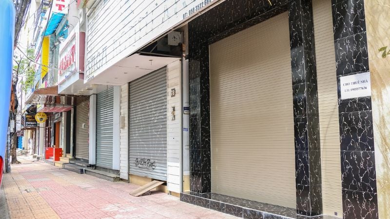 mặt bằng bỏ trống đang tăng do nhiều chủ cửa hàng chuyển hướng kinh doanh online