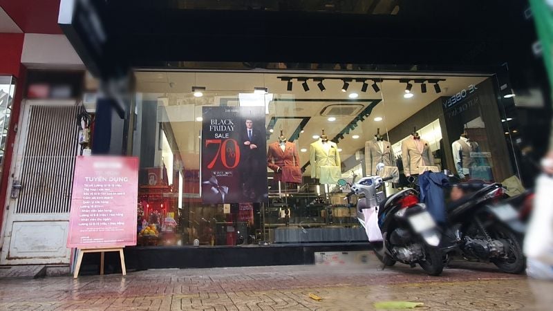 Các cửa hàng sẽ đặt bảng tuyển dụng khi cần tuyển nhân viên thời vụ cuối năm (Nguồn: Báo Lao Động)