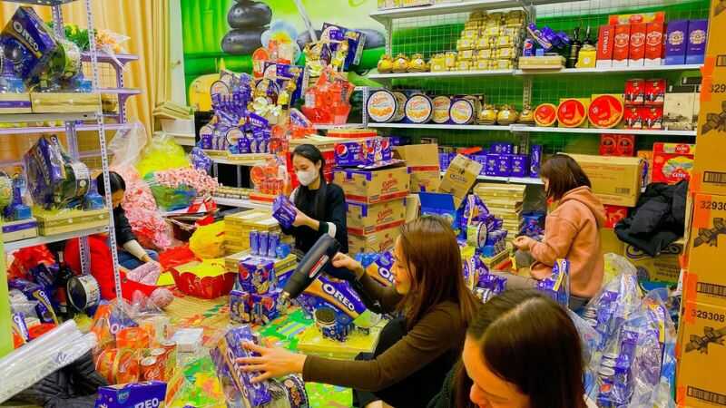 Nhân viên gói quà Tết (Nguồn: Báo Kinh tế Môi trường)