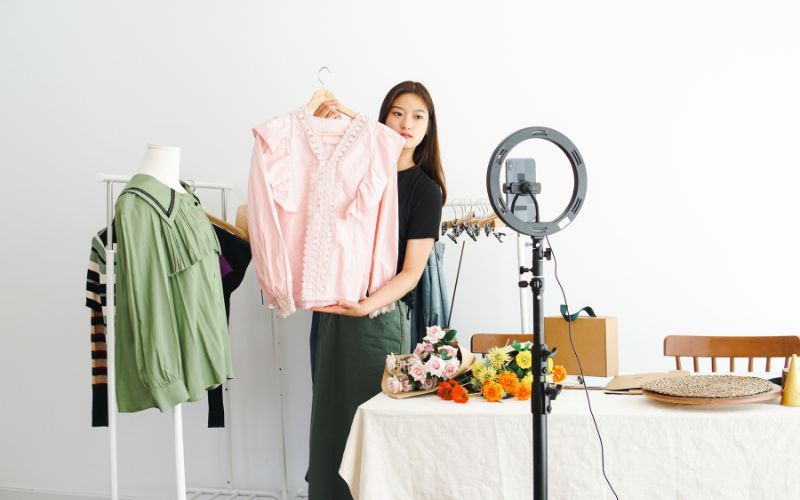 Hướng dẫn đăng ký bán hàng trên TikTok đơn giản cho người mới Tận dụng tính năng phát trực tiếp (LIVE) để tăng lượt phân phối cho kênh của bạn