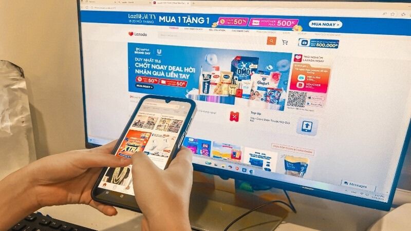 Bán hàng online nên bán gì? Gợi ý sản phẩm lợi nhuận cao cho người mới bắt đầu Vì sao nhiều người tìm kiếm “bán hàng online nên bán gì”?