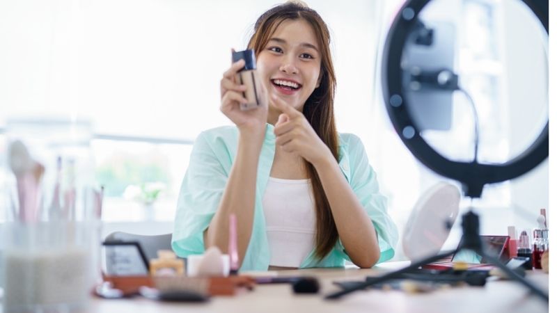 Mẫu kịch bản livestream bán hàng giúp chốt đơn hiệu quả Giới thiệu sản phẩm là phần trọng tâm