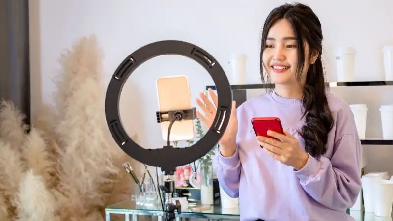Mẫu kịch bản livestream bán hàng giúp chốt đơn hiệu quả Phần kết thúc là thời điểm quan trọng để review thông tin, thúc đẩy chốt đơn