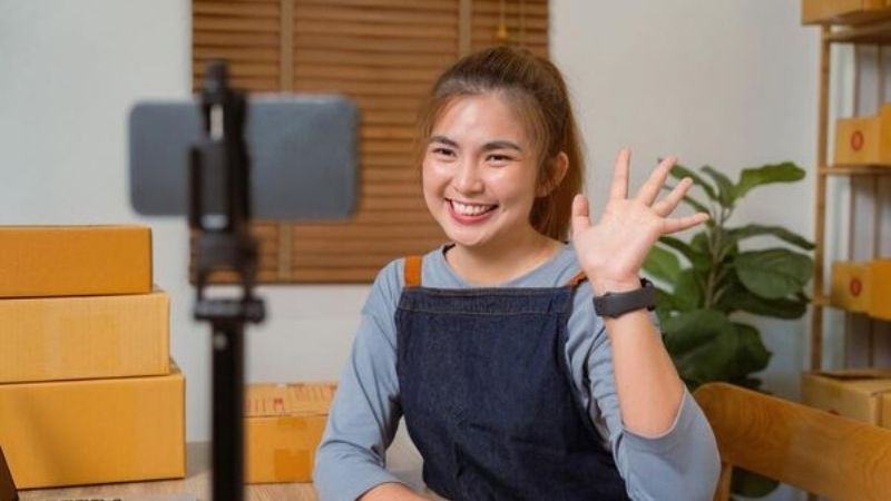 Mẫu kịch bản livestream bán hàng giúp chốt đơn hiệu quả Phần mở đầu có nhiệm vụ thu hút sự chú ý và giữ chân người xem ở lại những phút đầu tiên