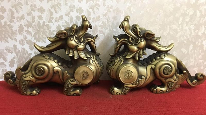 Nhà hướng Đông Nam hợp tuổi nào? Các vấn đề phong thuỷ liên quan Sử dụng vật phẩm phong thủy trấn trách như tỳ hưu để hóa giải hướng xấu (Nguồn: Cafeland)