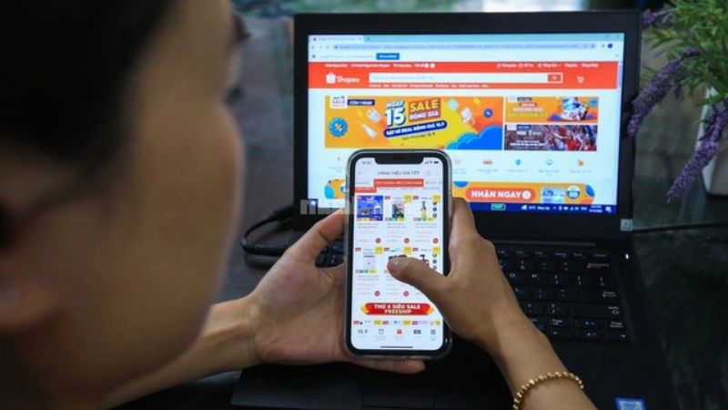 Bán hàng online có phải nộp thuế không? Mức thuế hiện hành Các cá nhân, hộ kinh doanh và doanh nghiệp bán hàng online có nghĩa vụ nộp thuế theo đúng quy định.