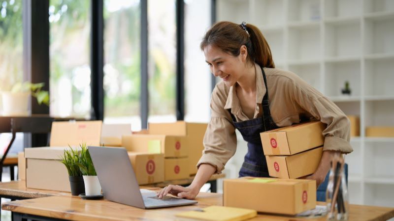 Bán hàng online có phải nộp thuế không? Mức thuế hiện hành Hộ kinh doanh bán hàng online có nghĩa vụ nộp thuế nếu doanh thu đạt ngưỡng chịu thuế.