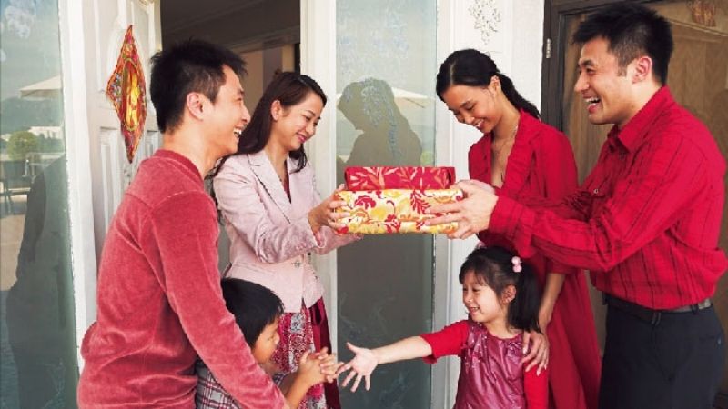Tuổi xông đất cho gia chủ tuổi Thân năm 2026 may mắn, tài lộc Xông đất chỉ người đầu tiên bước chân vào nhà chúc Tết gia chủ đầu năm