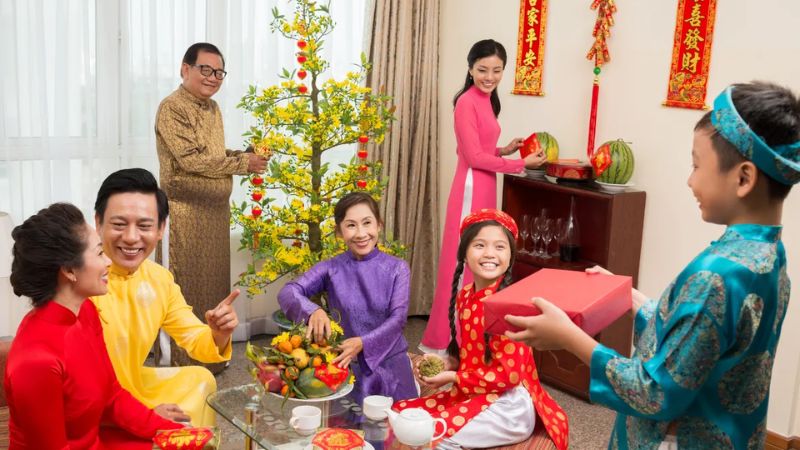 Tuổi xông đất cho gia chủ tuổi Dậu năm 2026 may mắn, tài lộc Người đến xông đất nên mang theo quà tượng trưng cho sự may mắn đầu năm (Nguồn: Báo VOV)