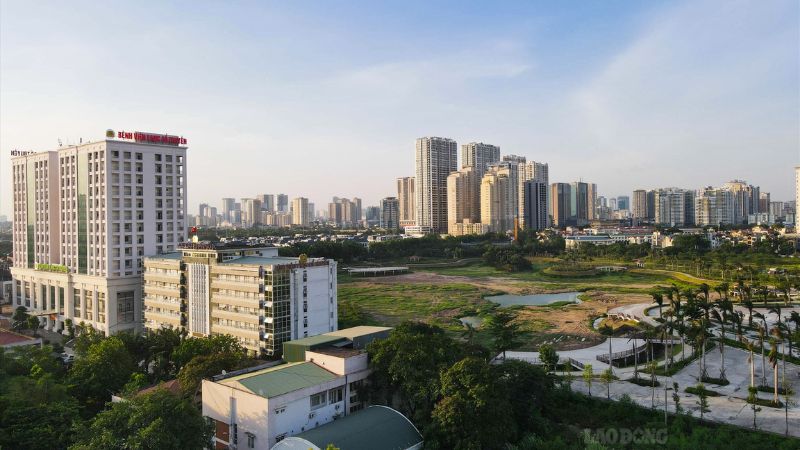 Khu đô thị Phùng Khoang: Vị trí, tiện ích, tiềm năng dự án Hệ thống giáo dục:Đại học Khoa học Tự nhiên – ĐHQG Hà Nội (1,5km) Đại học Sư phạm – ĐHQG Hà Nội (1,5km) Đại học Hà Nội (2,5km) THPT chuyên Hà Nội – Amsterdam (1km) Y tế: Bệnh viện 198 – Bộ Công an (3,5km) Thương mại – dịch vụ & giao thông: Siêu thị Big C Thăng Long (0,5km) Khu đô thị Trung Hòa – Nhân Chính (1km) Bến xe Mỹ Đình (2,5km) Ẩm thực – giải trí: Tập đoàn Nam Cường Đường Tố Hữu. P.La Khê, Q. Hà Đông, TP. Hà Nội