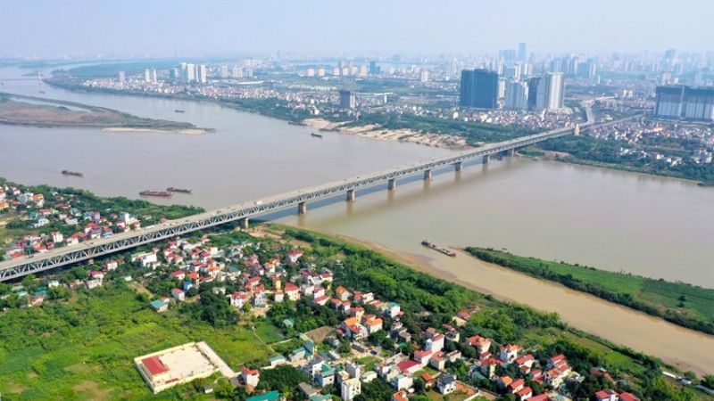 Khu đô thị Sông Hồng thủ đô: Vị trí, tiện ích, tiềm năng dự án Khu đô thị ven Sông Hồng nằm tại khu vực trung tâm của Hà Nội, kéo dài dọc hai bờ sông từ Cầu Hồng Hà đến Cầu Mễ Sở với chiều dài khoảng 40 km