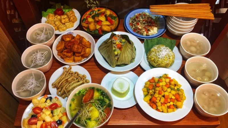Ngày tốt nhập trạch tháng 11 năm 2026 giúp gia chủ an cư, đón tài lộc Mâm cúng chay trong lễ nhập trạch vào nhà mới (Nguồn: Lịch Vạn Niên)